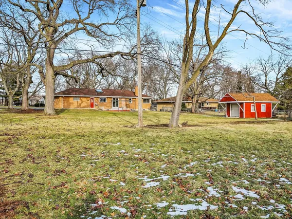 a view of yard with trees