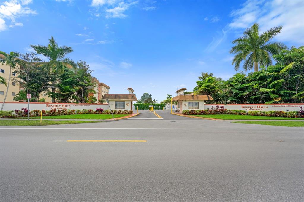 5300 Washington Street, Unit 108D Hollywood, FL 33021 - Photo 33 of 34 a view of a basket ball ground