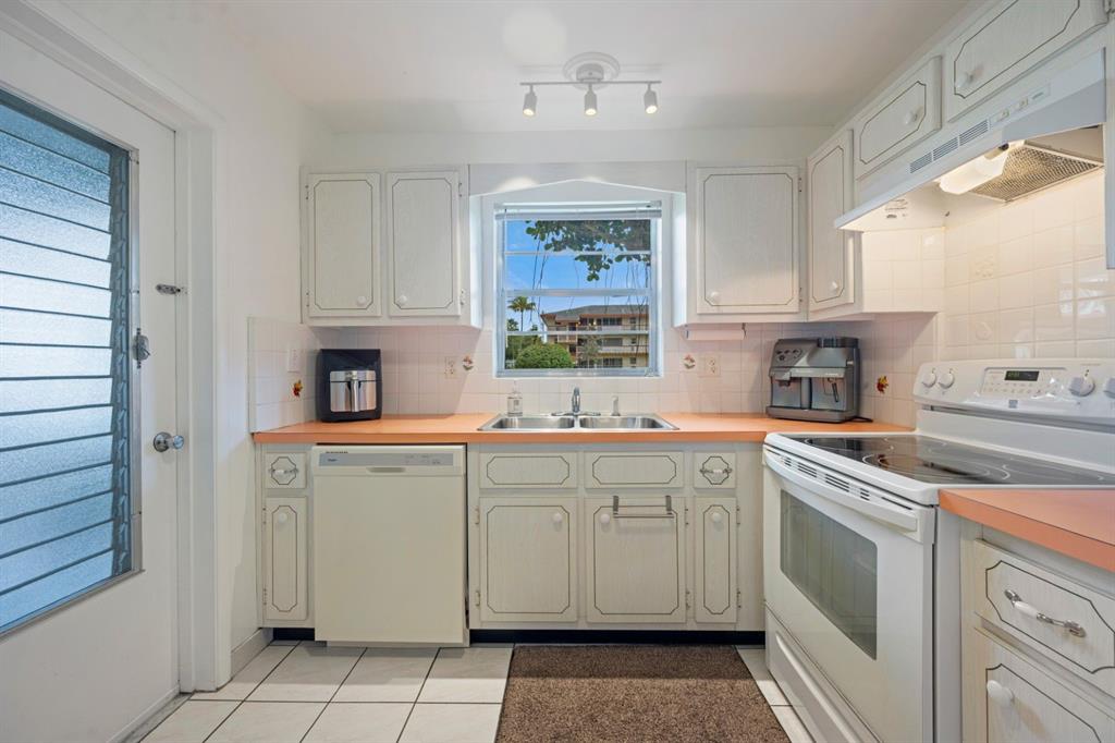 5300 Washington Street, Unit 108D Hollywood, FL 33021 - Photo 4 of 34 a kitchen with cabinets appliances a sink and a window