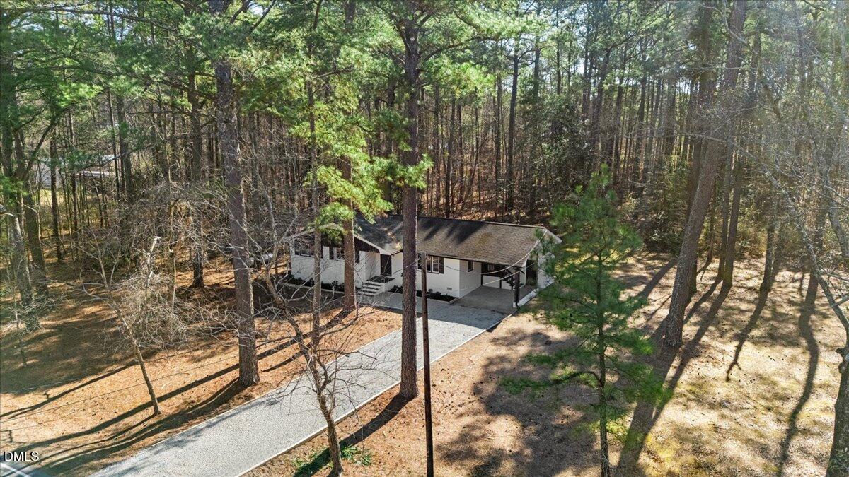 2501 Old Mill Road Rocky Mount, NC 27803 - Photo 40 of 41 a backyard of a house with table and chairs