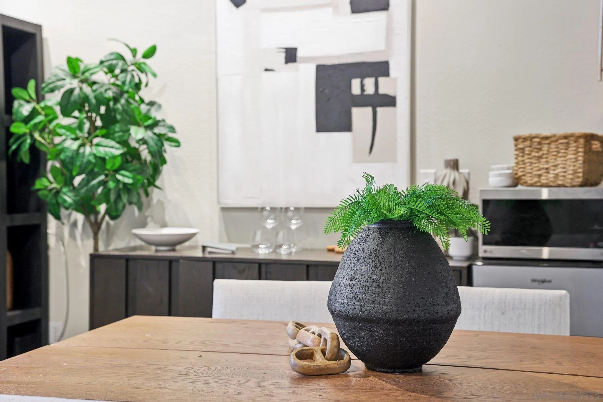 777 Sixth Avenue, Unit 135 San Diego, CA 92101 - Photo 15 of 38 a vase of flowers sitting on a table