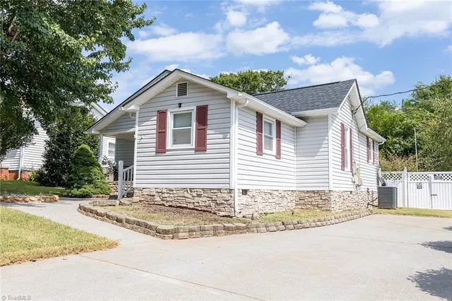 $229,000 | 401 North 3rd Avenue, Mayodan, NC 27027