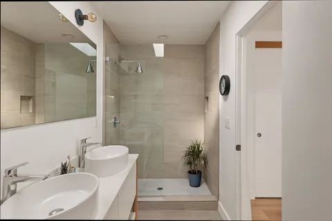 $1,100,000 | 860 1/2 South Wilton Place, Los Angeles, CA 90005