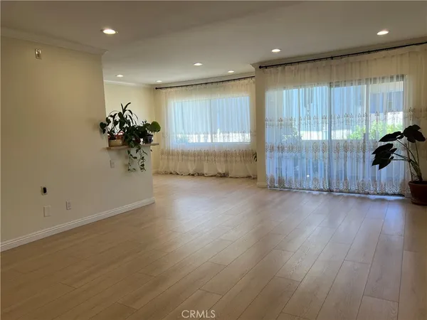$2,400 | 5328 Newcastle Avenue, Unit 62, Encino, CA 91316