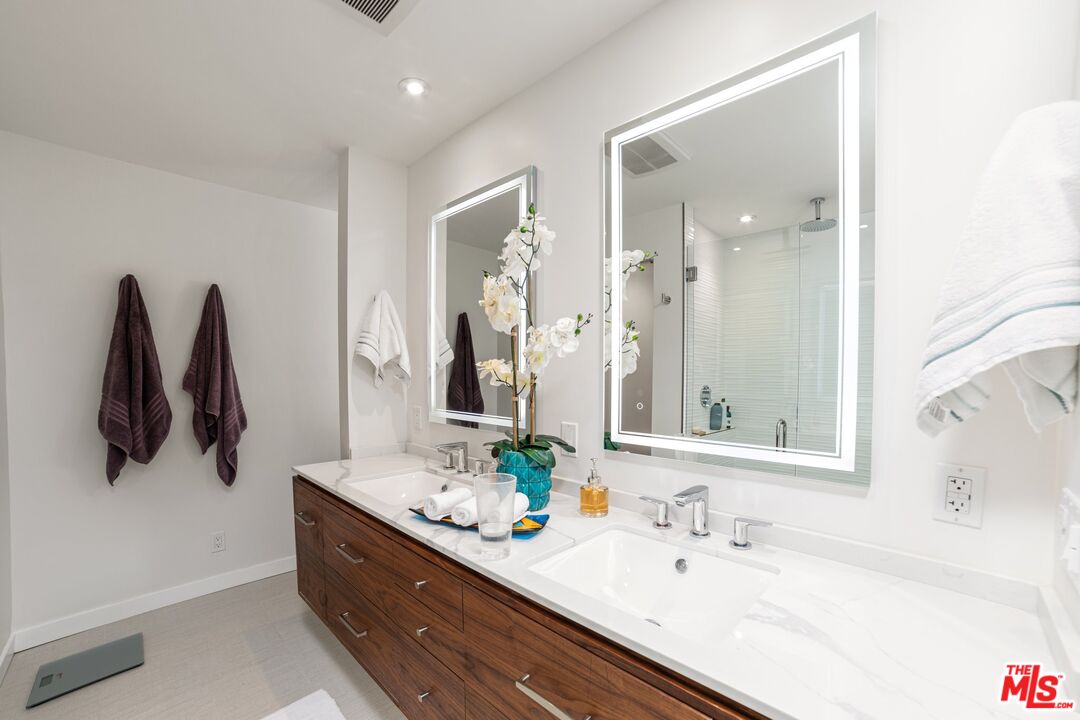 975 East Sunny Dunes Road Palm Springs, CA 92264 - Photo 26 of 40 a bathroom with a sink and a mirror