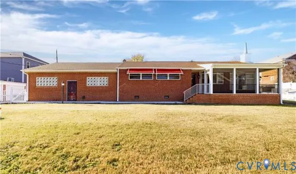 a front view of house with yard