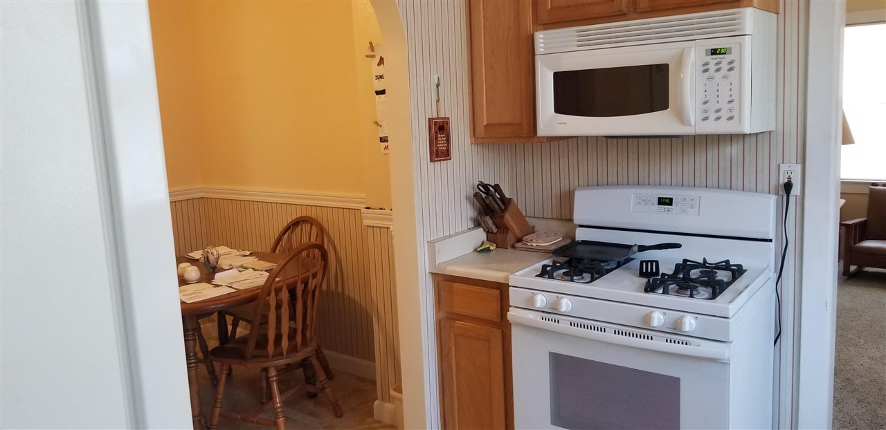 381 Aleut Street Biggs, CA 95917 - Photo 20 of 35 a kitchen with a stove and a microwave