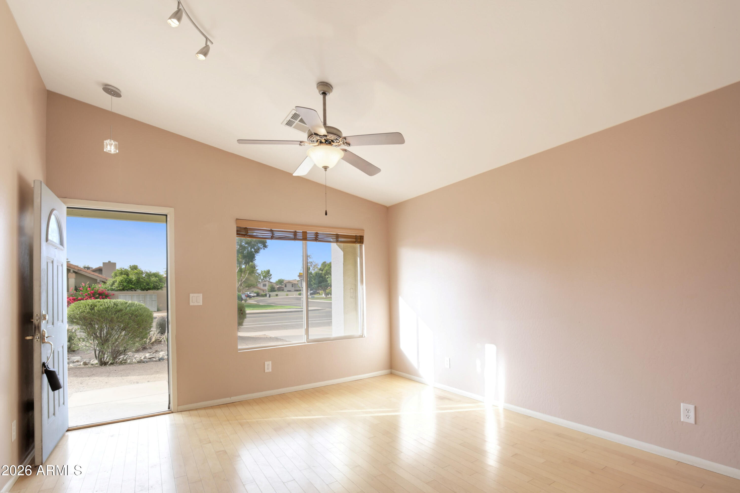 2102 West Knox Road Chandler, AZ 85224 - Photo 11 of 62 Living room