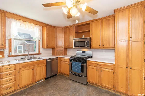 $250,000 | 118 South High Street, Washington, IL 61571