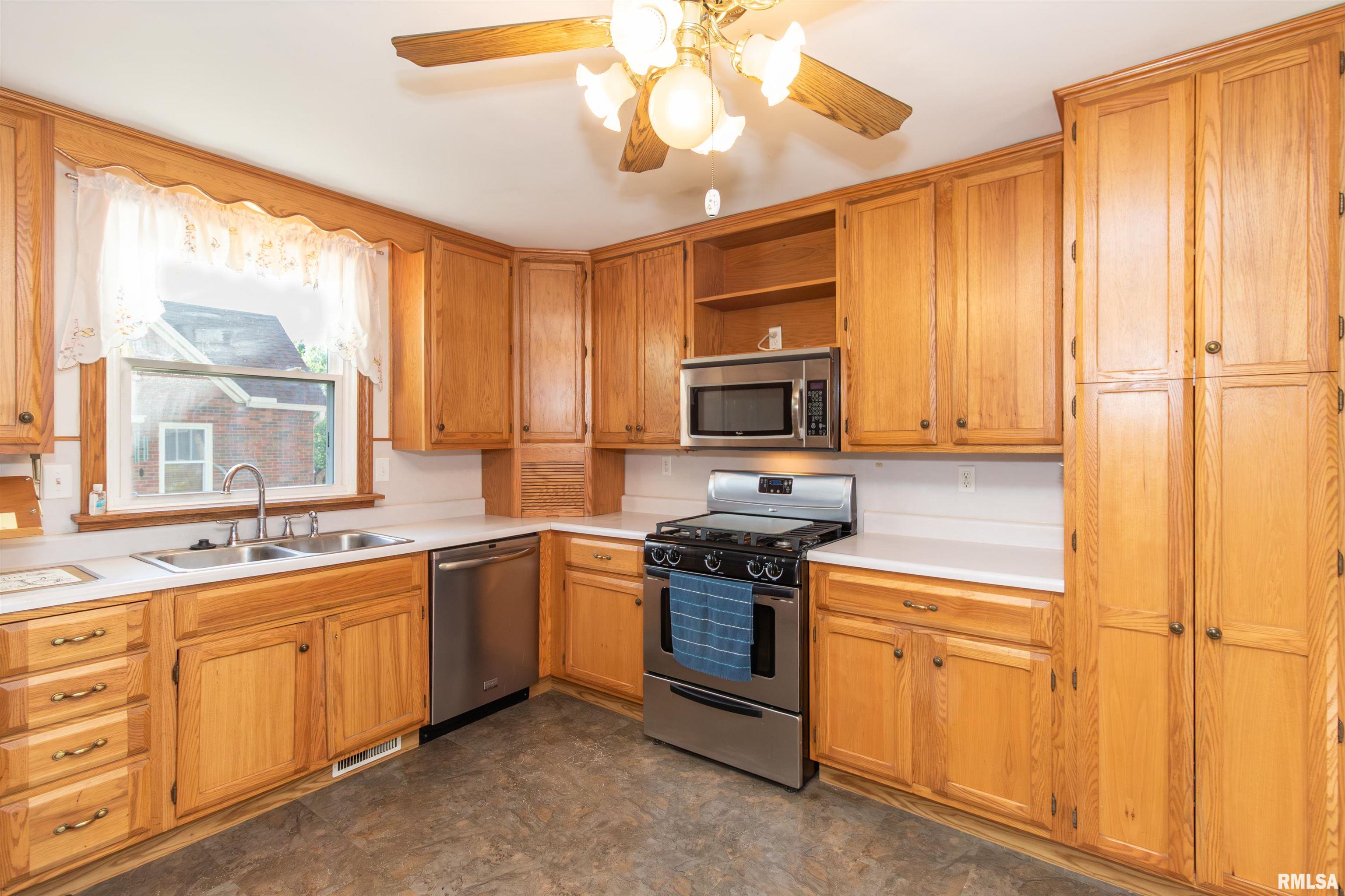 118 South High Street Washington, IL 61571 - Photo 22 of 46