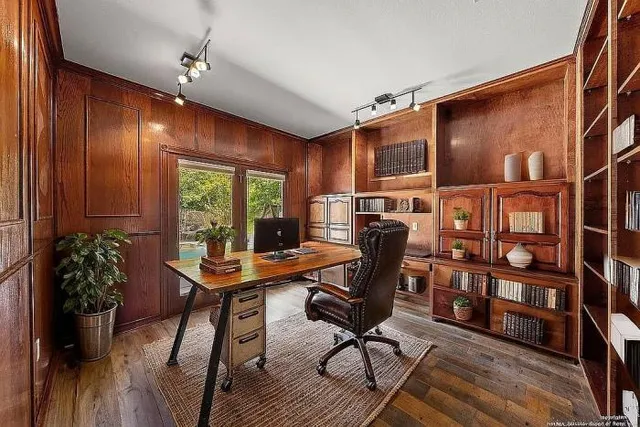 $695,000 | 2122 West Bluff Drive, Kerrville, TX 78028