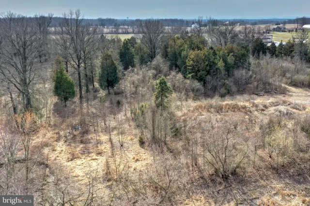 a picture of a dresser