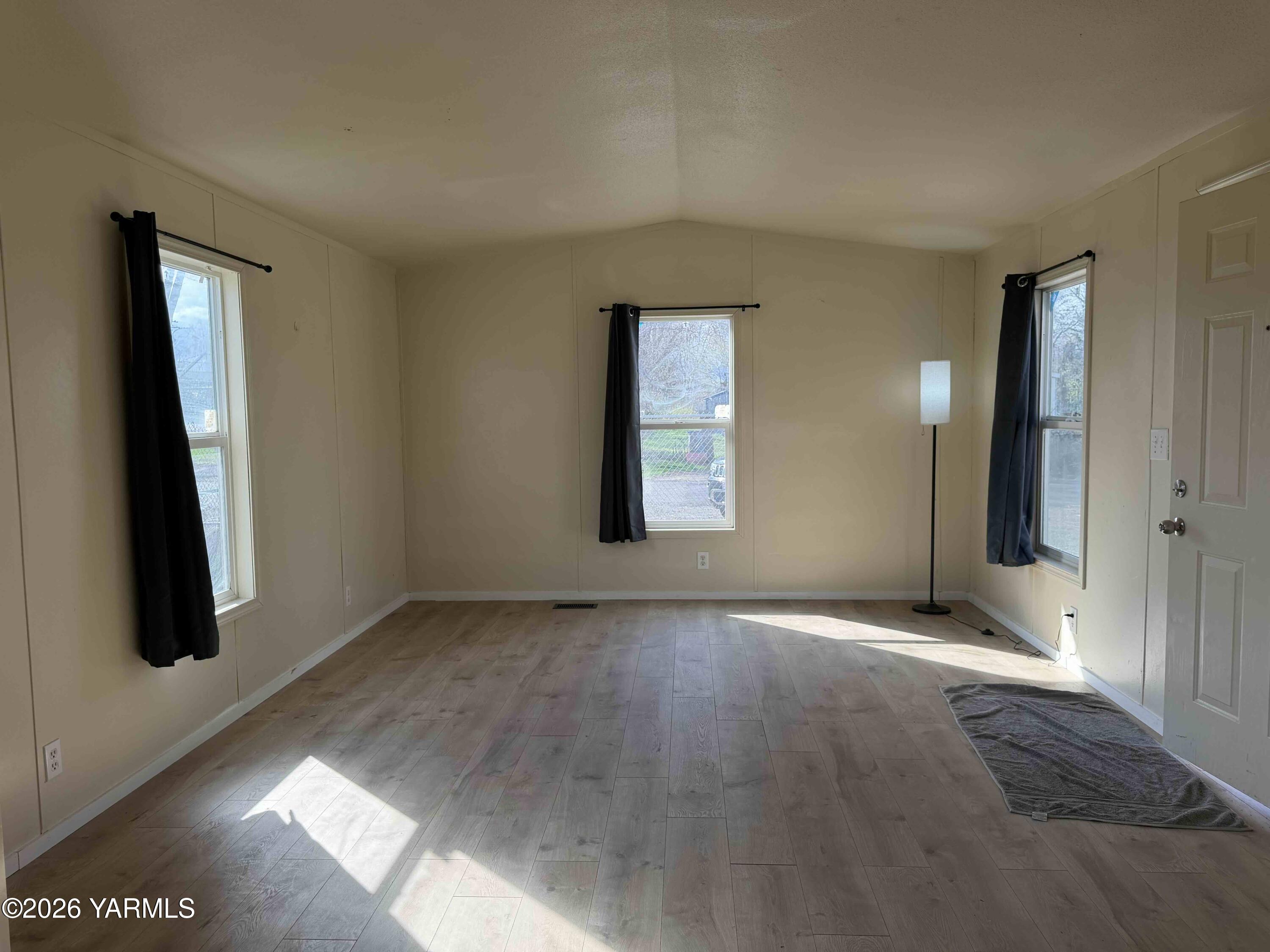 481 1st Street White Swan, WA 98952 - Photo 3 of 22 IMG_2379