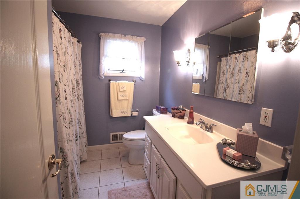 51 Leslie Road Colonia, NJ 07067 - Photo 14 of 24