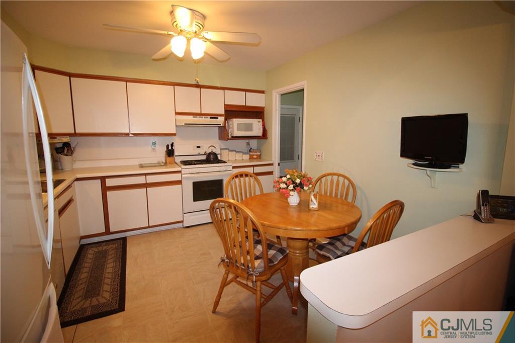 51 Leslie Road Colonia, NJ 07067 - Photo 5 of 24