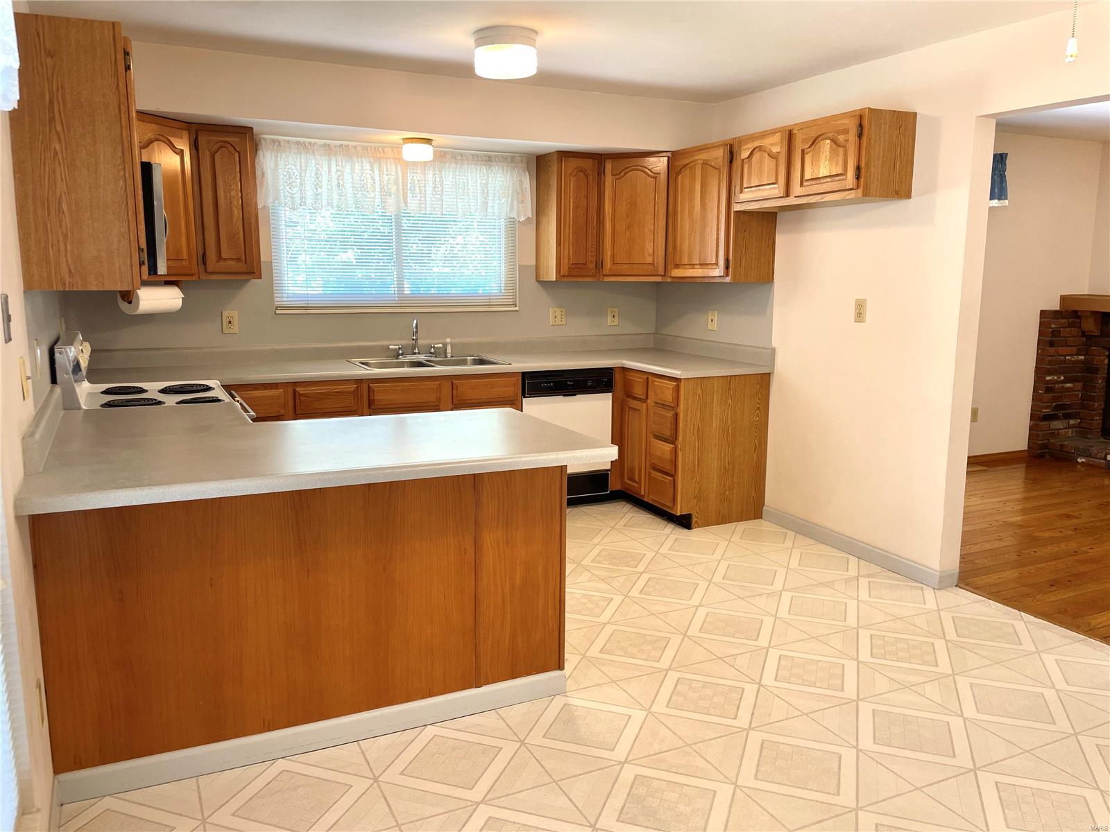 1242 Cedar Creek Road Chesterfield, MO 63017 - Photo 4 of 35 Gallery Image 4