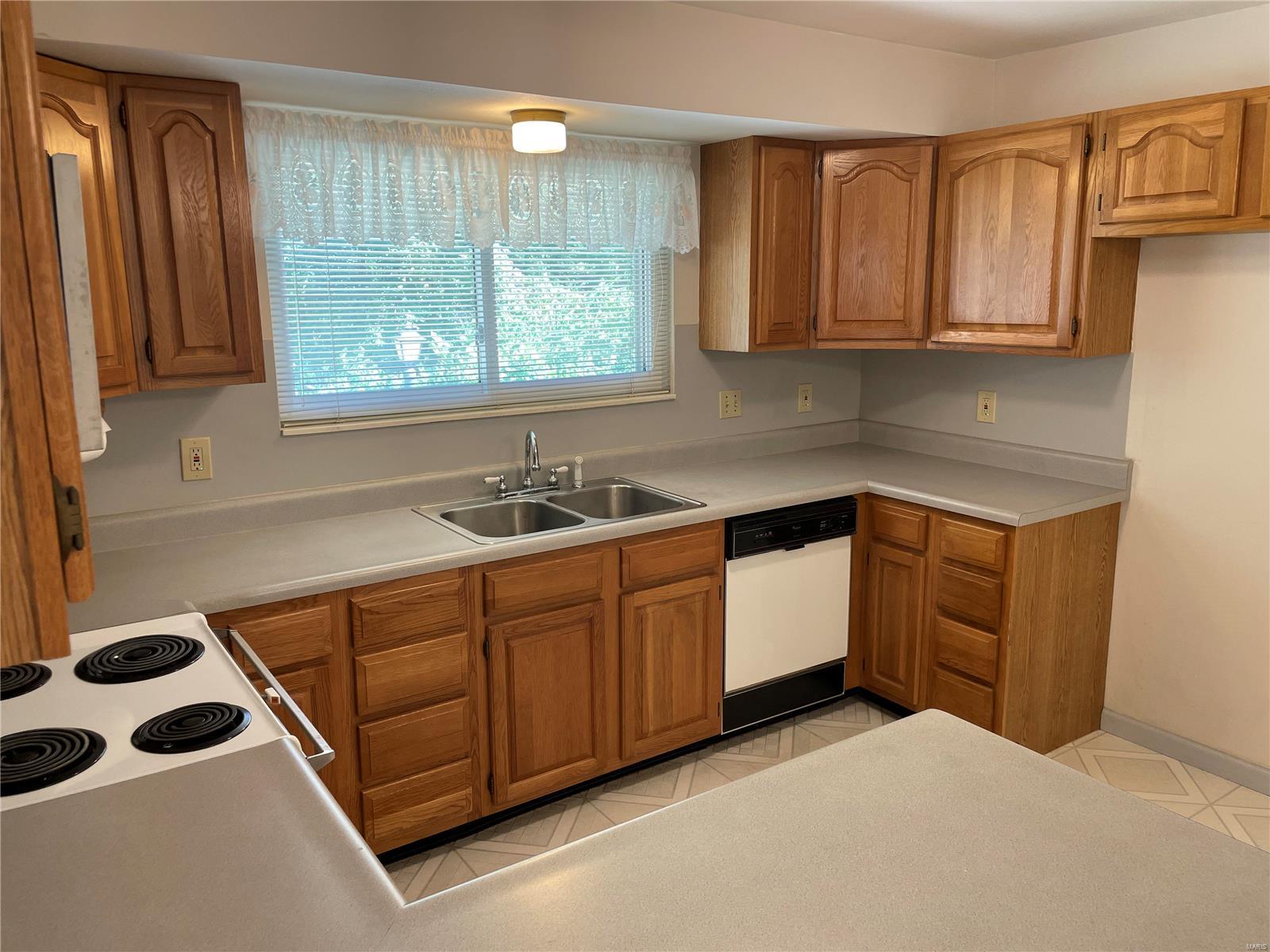 1242 Cedar Creek Road Chesterfield, MO 63017 - Photo 5 of 35 Gallery Image 5