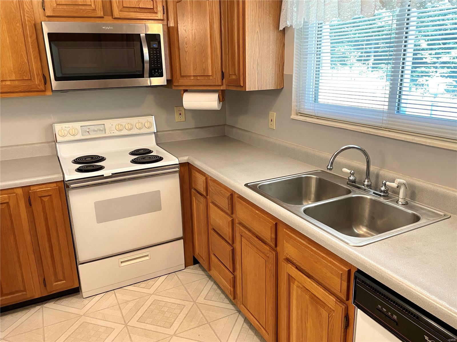 1242 Cedar Creek Road Chesterfield, MO 63017 - Photo 6 of 35 Gallery Image 6