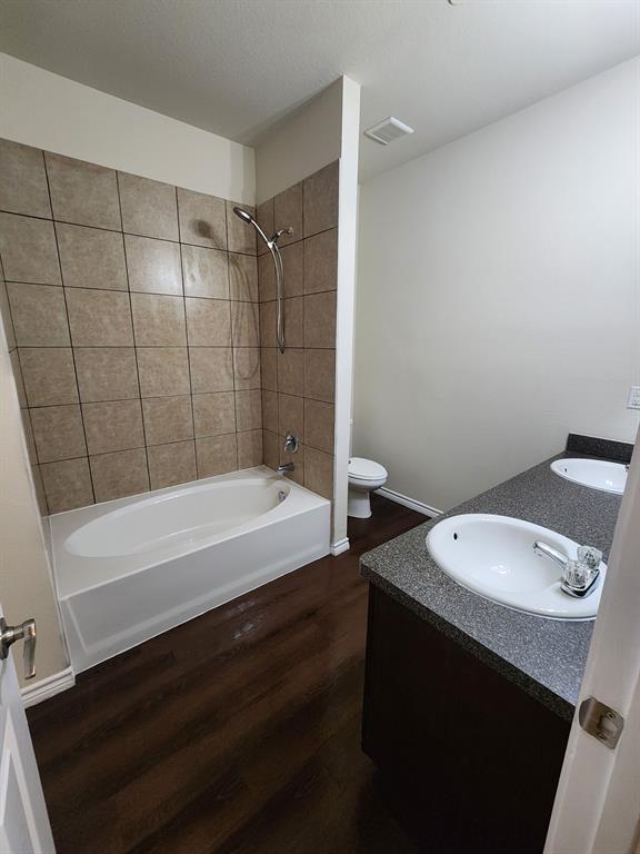 5516 Del Rey Drive Denton, TX 76208 - Photo 9 of 16 a bathroom with a bathtub and a toilet