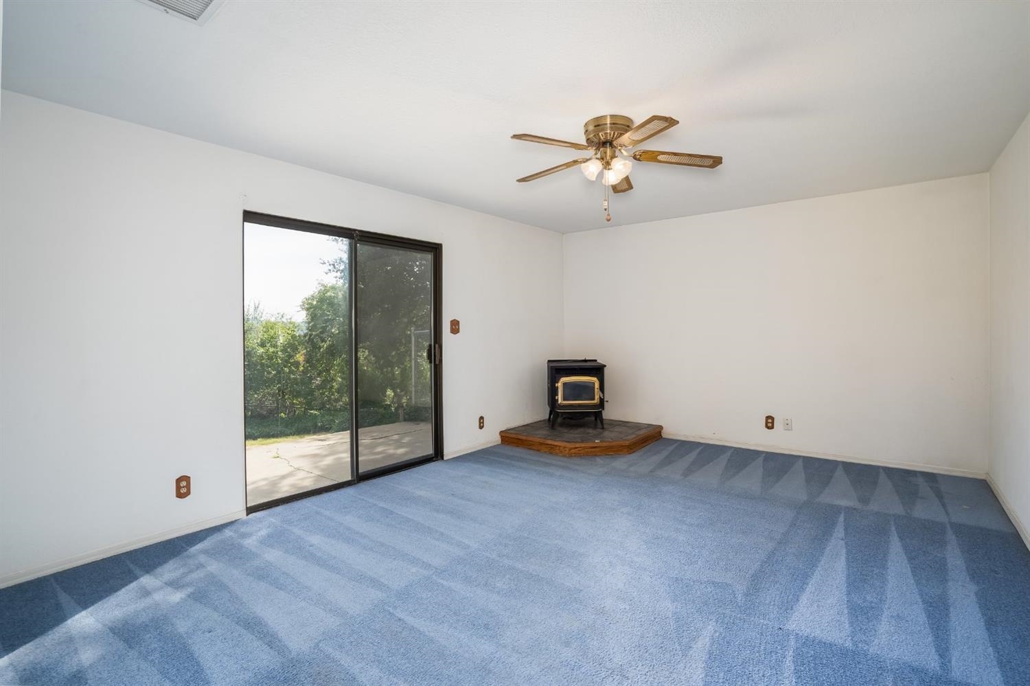 42368 Buckeye Road Oakhurst, CA 93644 - Photo 21 of 38 Family room with free-standing wood stove.