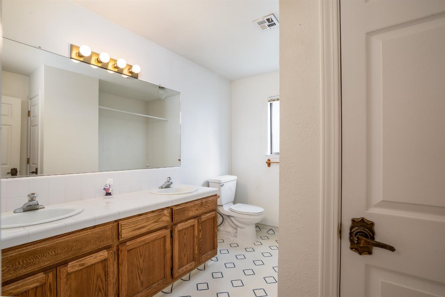 42368 Buckeye Road Oakhurst, CA 93644 - Photo 25 of 38 Upstairs guest bath.