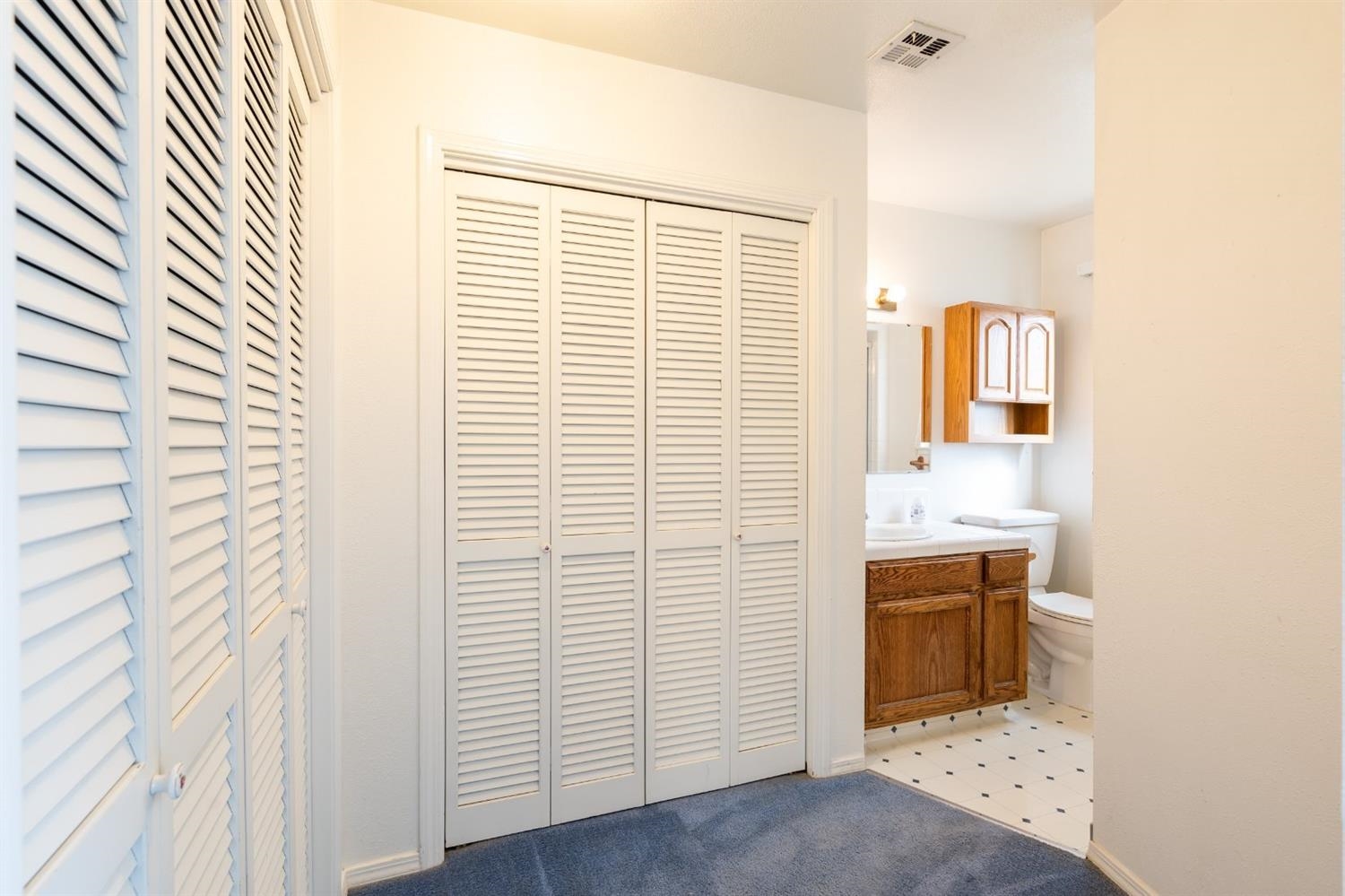42368 Buckeye Road Oakhurst, CA 93644 - Photo 29 of 38 Dual closets between master bedroom and bathroom area.