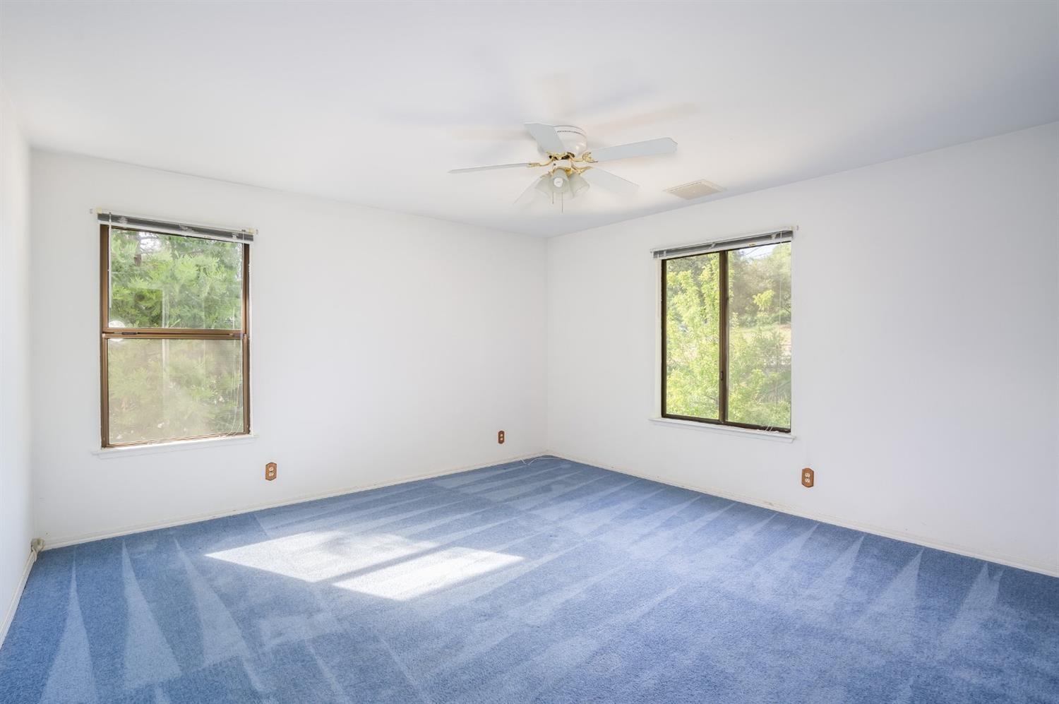 42368 Buckeye Road Oakhurst, CA 93644 - Photo 31 of 38 Second bedroom offers cross-ventilation.