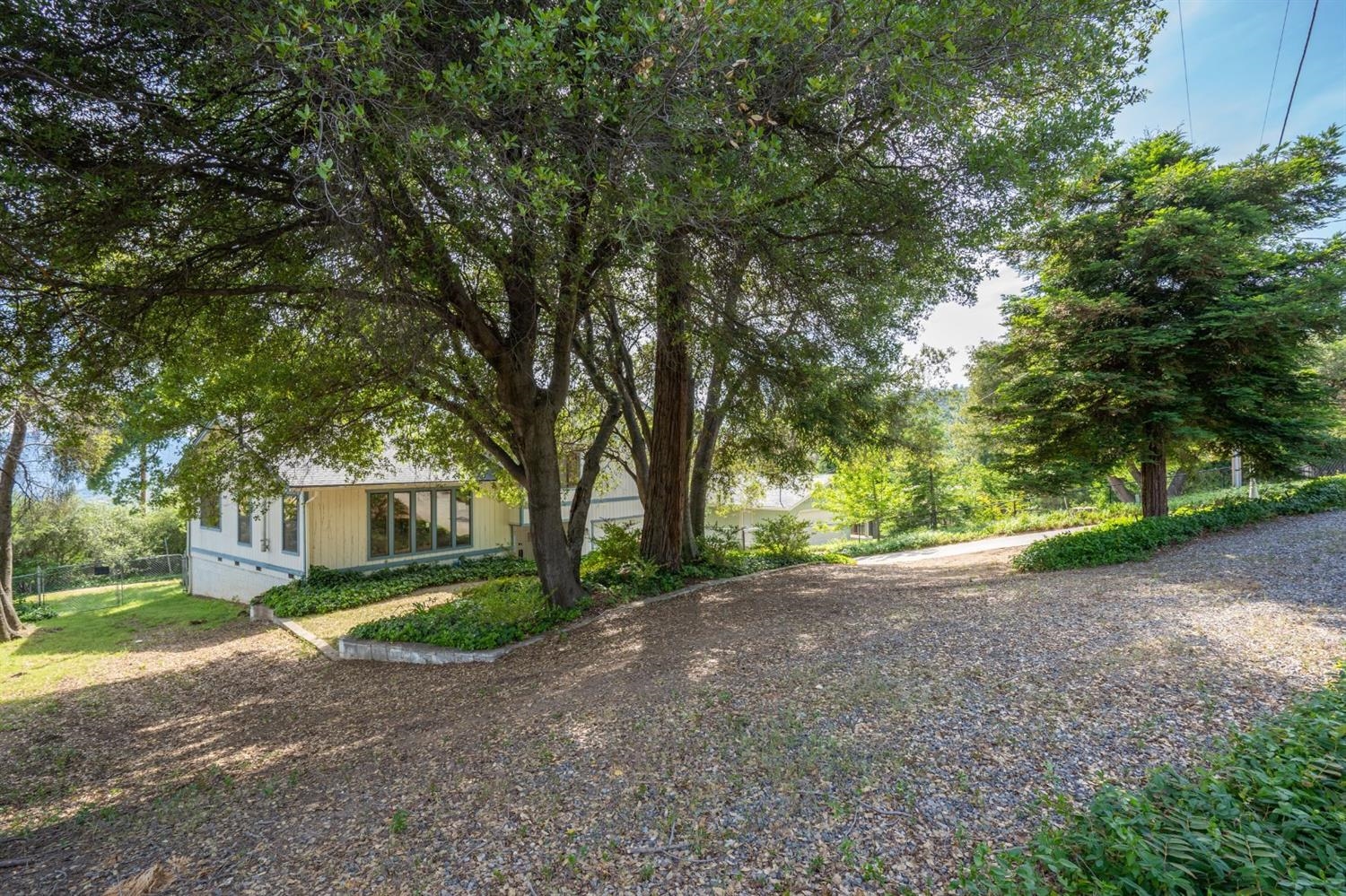 42368 Buckeye Road Oakhurst, CA 93644 - Photo 6 of 38 Access to back yard and/or additional parking - your choice!