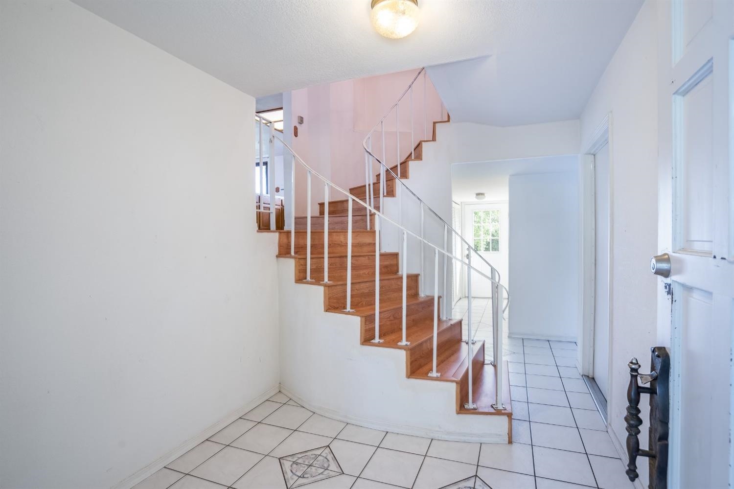 42368 Buckeye Road Oakhurst, CA 93644 - Photo 8 of 38 Entry foyer keeps main and upper floors private.