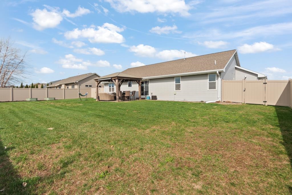 1657 Red Oak Street Green Bay, WI 54313 - Photo 5 of 50