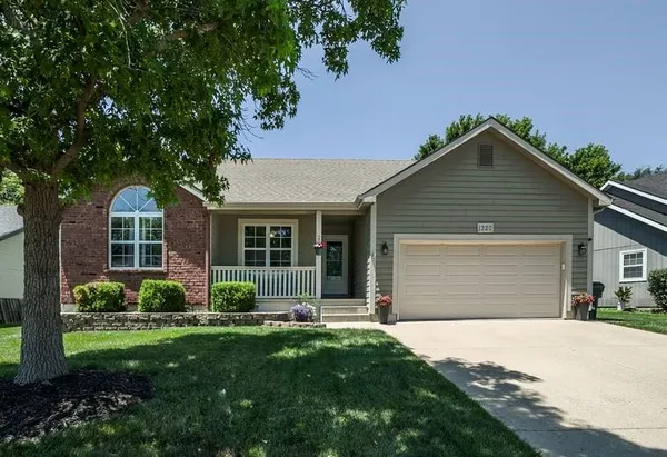 $324,900 | 1320 Pin Oak Circle, Ottawa, KS 66067