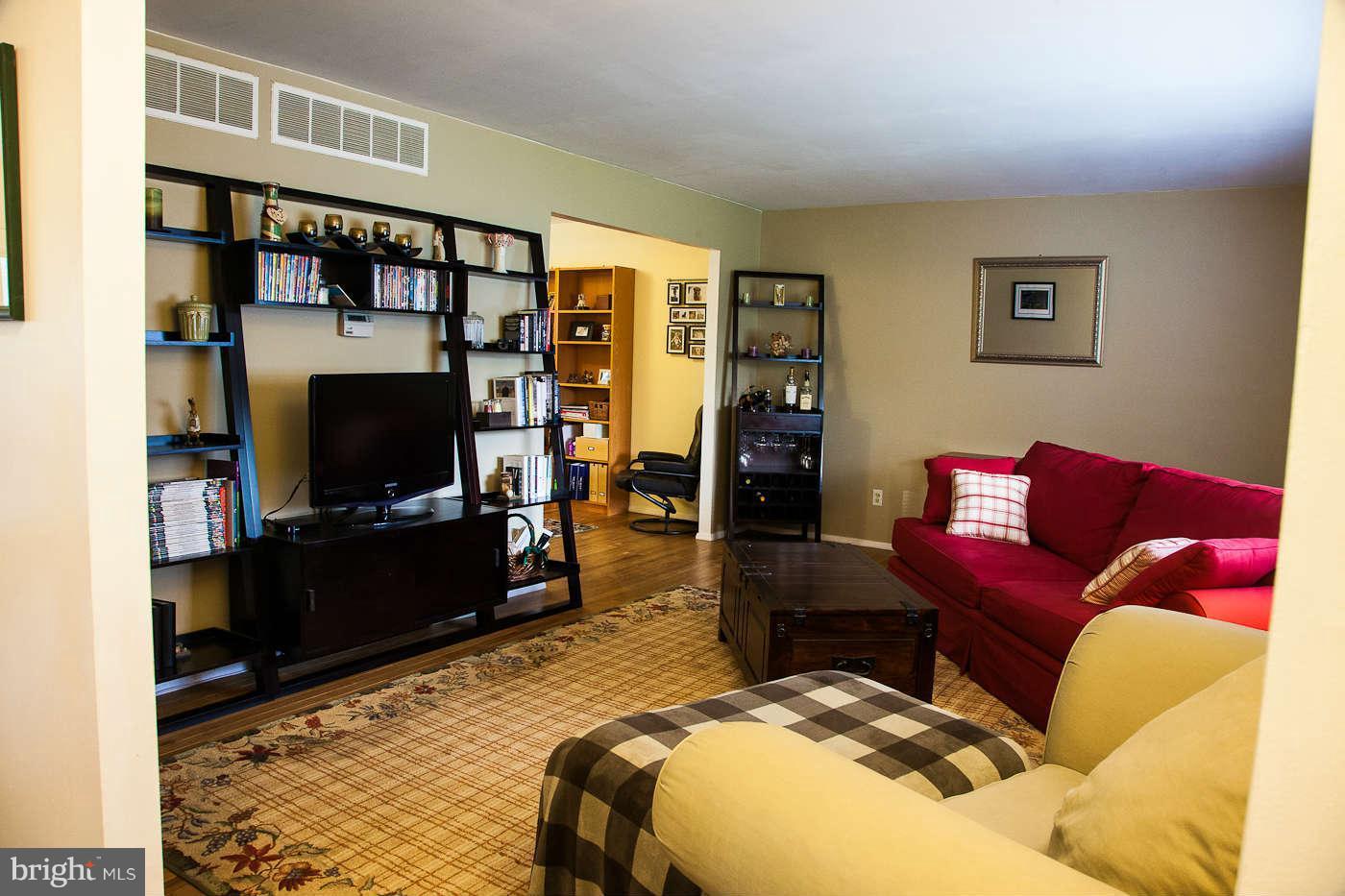 1515 National Road Baltimore, MD 21237 - Photo 3 of 28 Living Room