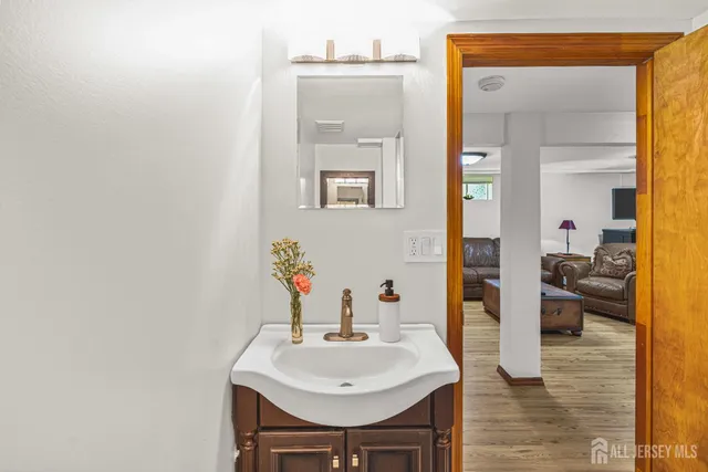 a en suite bathroom with a sink and a mirror