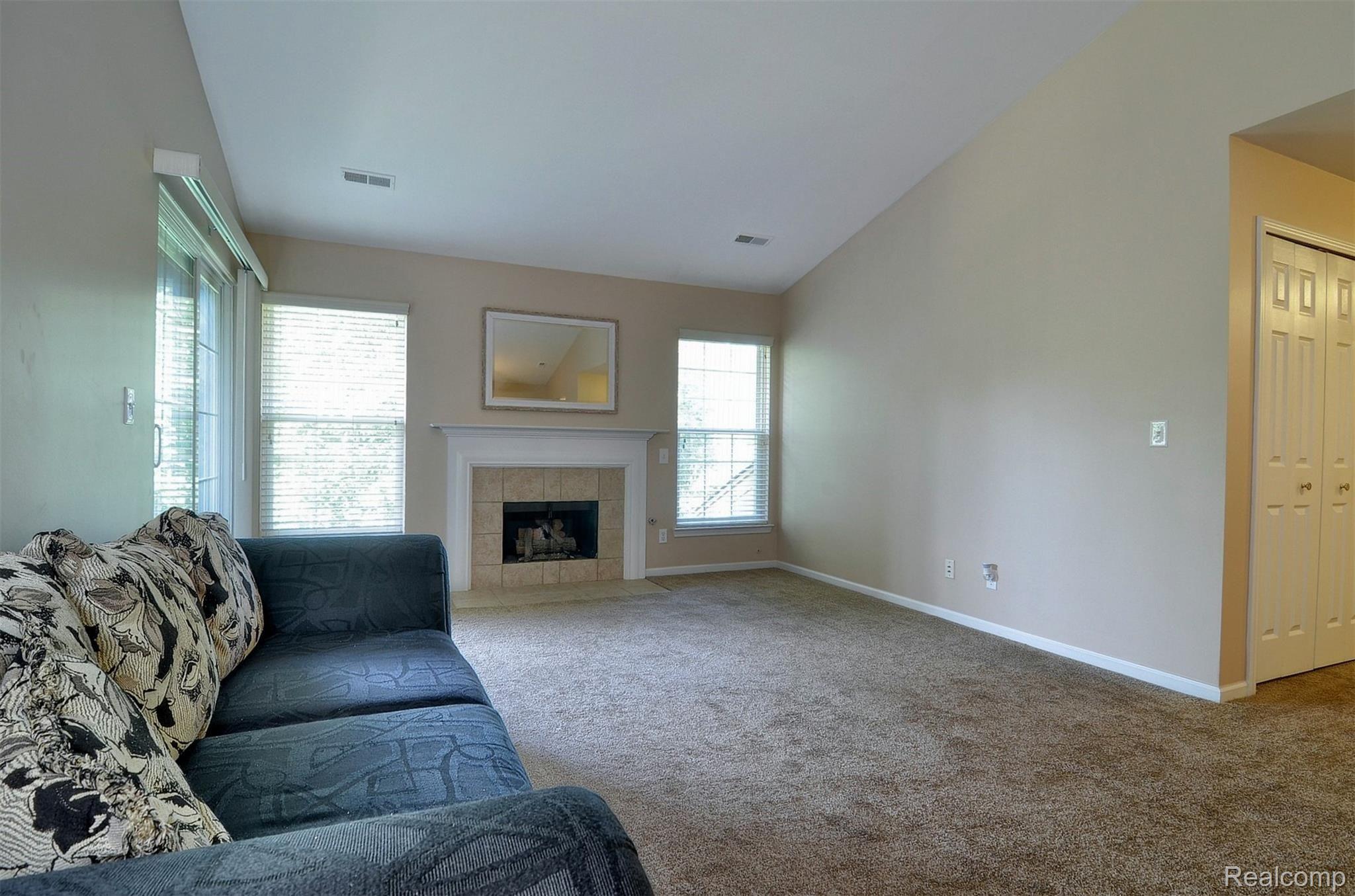 5358 Brookemonte Circle Rochester, MI 48306 - Photo 5 of 38 Living Room