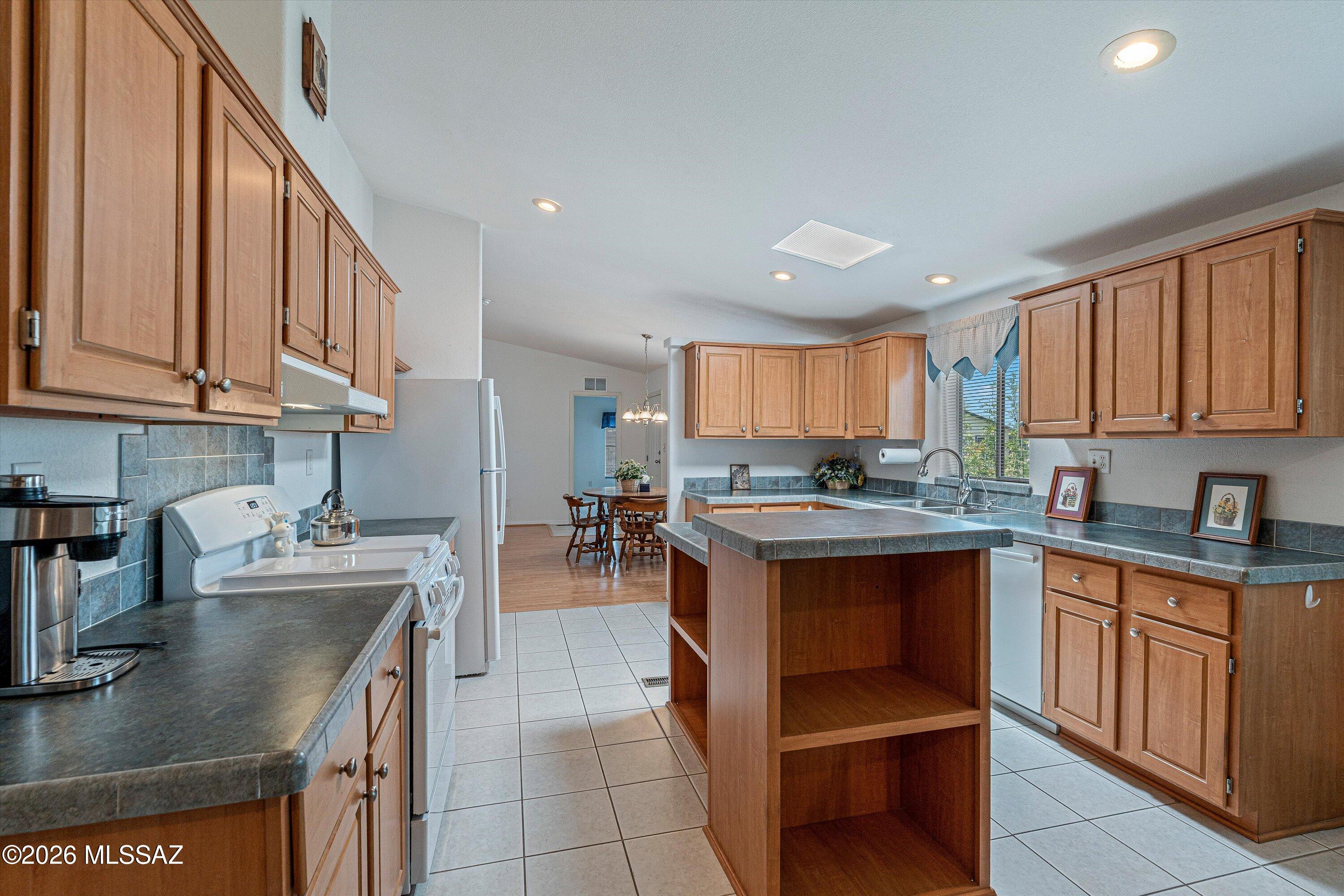 8401 South Kolb Road, Unit 524 Tucson, AZ 85756 - Photo 15 of 31 Kitchen
