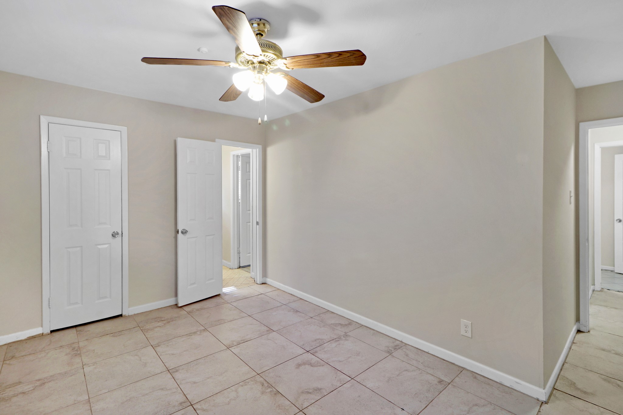 5554 Beechnut Street Houston, TX 77096 - Photo 19 of 30 a view of an empty room