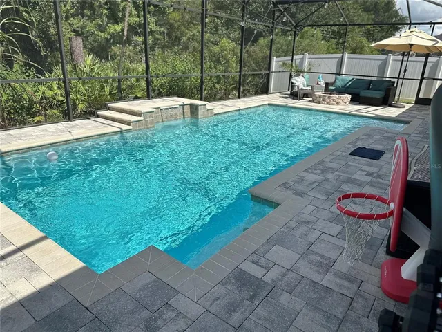 a view of a backyard