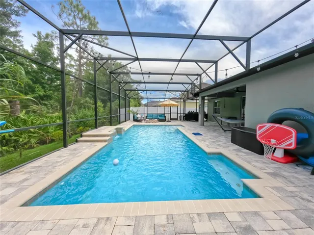 a view of a backyard