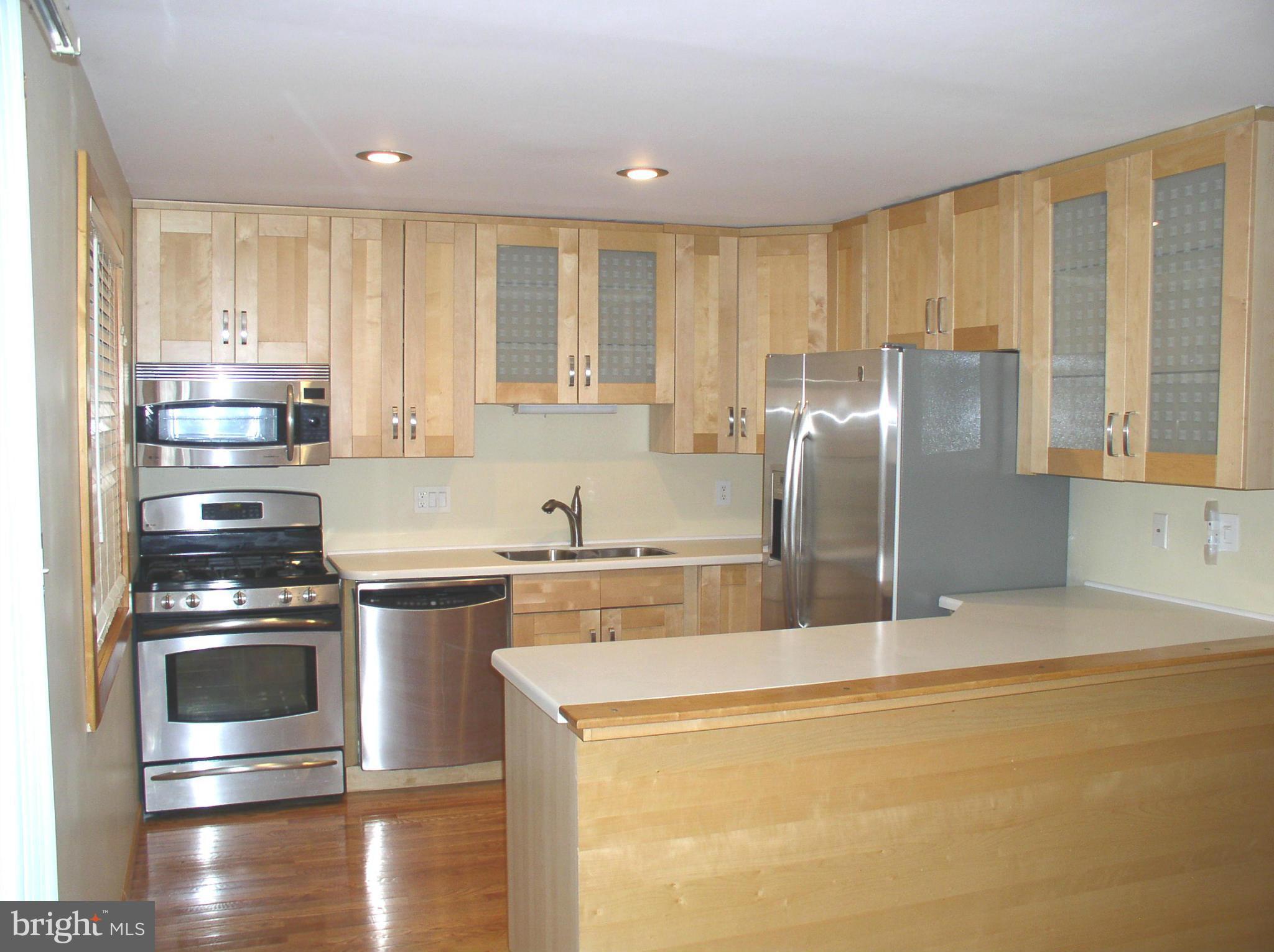 11577 Embers Court Reston, VA 20191 - Photo 9 of 27 Kitchen