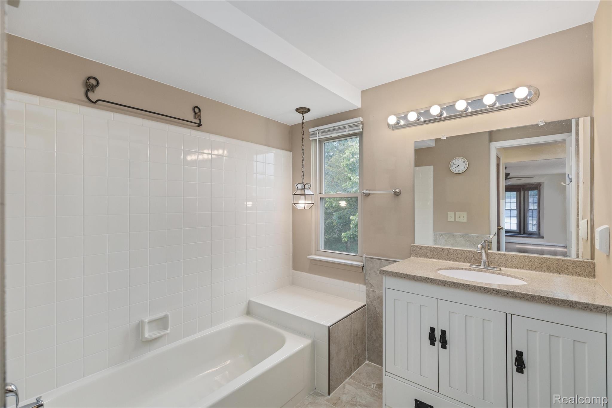 450 Timberline Drive Rochester, MI 48309 - Photo 47 of 60 35-450 Timberline Dr 0033.jpg