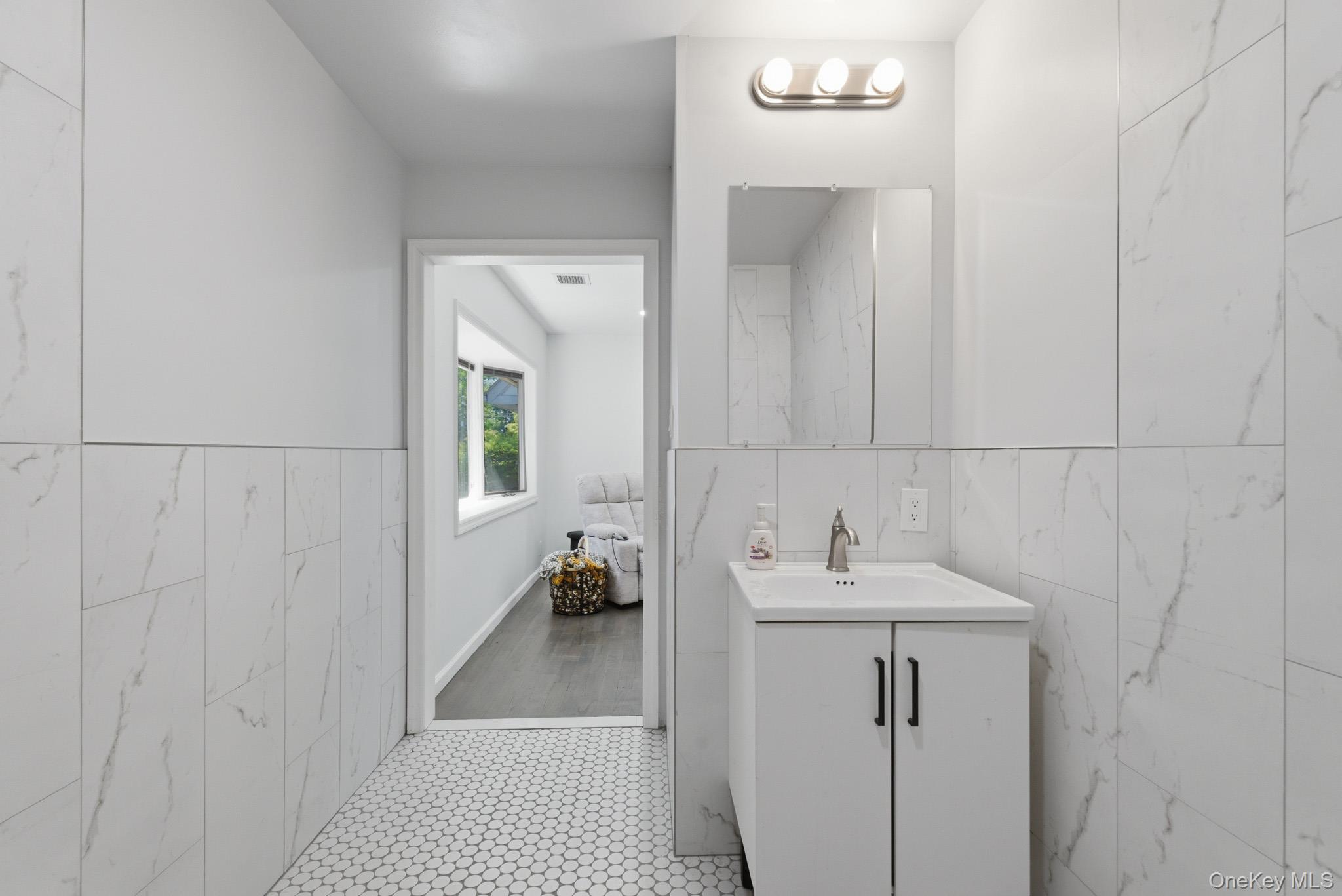 2 Bell Place Rye Brook, NY 10573 - Photo 17 of 41 1st Floor Guest Suite Full Bath