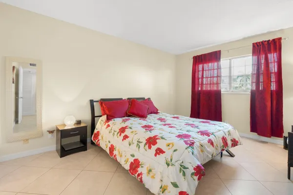 $1,700 | 1971 Southeast 5th Court, Unit 203, Pompano Beach, FL 33060