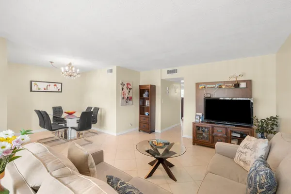 $1,700 | 1971 Southeast 5th Court, Unit 203, Pompano Beach, FL 33060