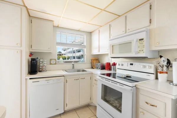 $1,700 | 1971 Southeast 5th Court, Unit 203, Pompano Beach, FL 33060