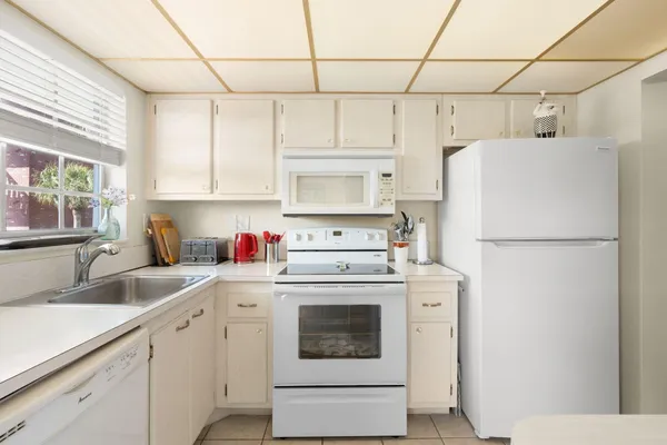 $1,700 | 1971 Southeast 5th Court, Unit 203, Pompano Beach, FL 33060