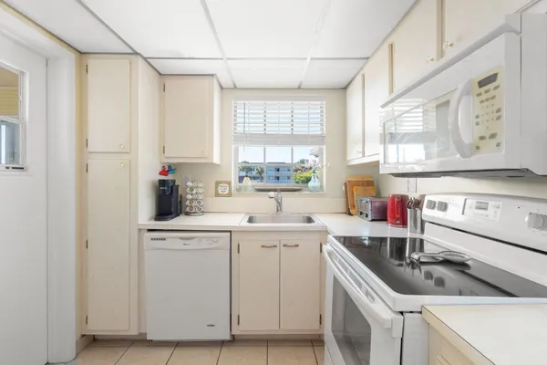 $1,700 | 1971 Southeast 5th Court, Unit 203, Pompano Beach, FL 33060