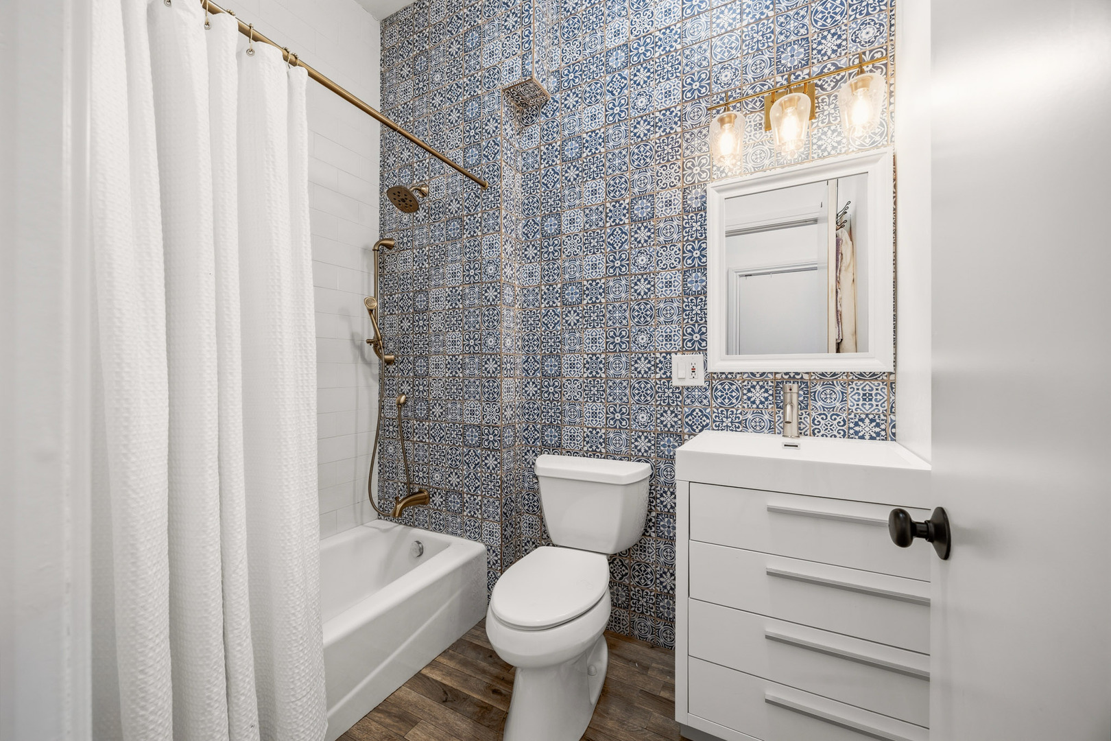 438 East North Water Street Chicago, IL 60611 - Photo 25 of 42 a bathroom with a toilet a sink and a bathtub