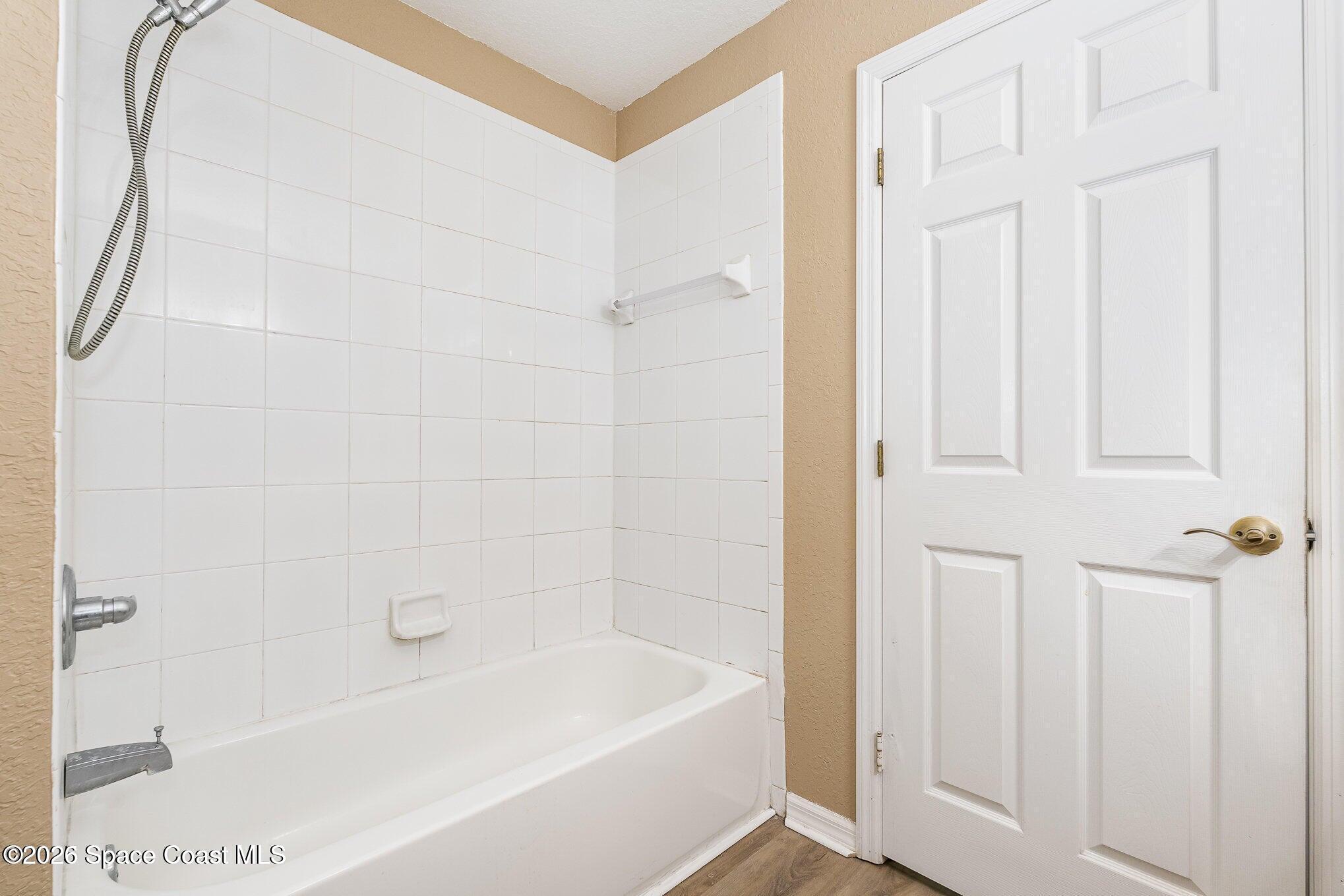 110 Colibri Way, Unit 106 Melbourne, FL 32901 - Photo 19 of 28 a bathroom with a bathtub