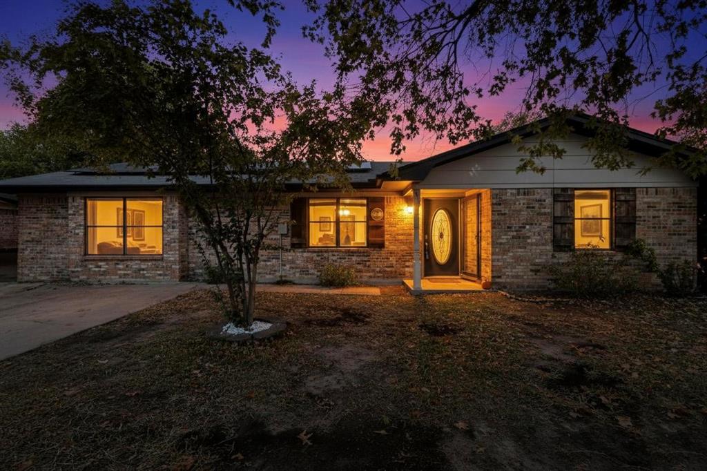 418 Hillside Drive Gainesville, TX 76240 - Photo 2 of 39 a front view of a house with a yard