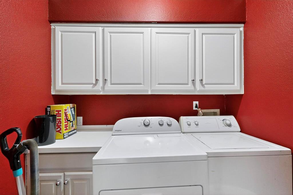 418 Hillside Drive Gainesville, TX 76240 - Photo 30 of 39 a utility room with dryer and washer